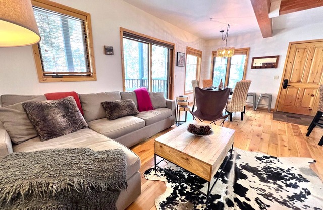 Twin Elk Mount Lincoln Condo Ski-In Hot Tub Walk to Main St!