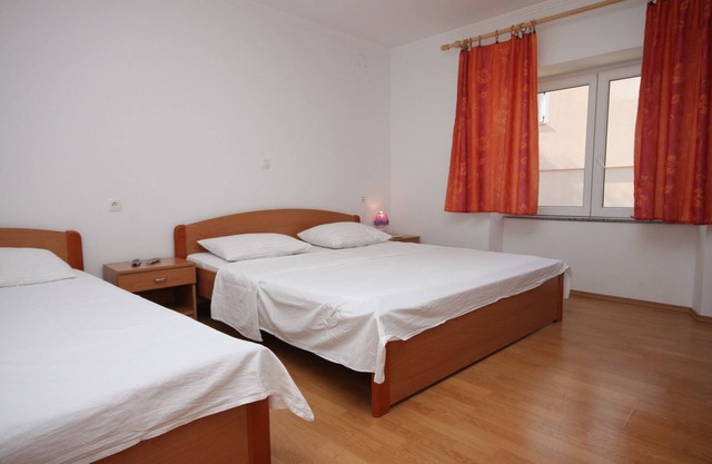 Two bedroom apartment near beach Zubovići, Pag (A-6356-c)