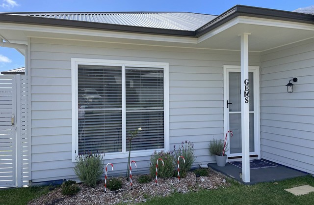 Two bedroom villa with private courtyard, a short walk to Manyana Beach.