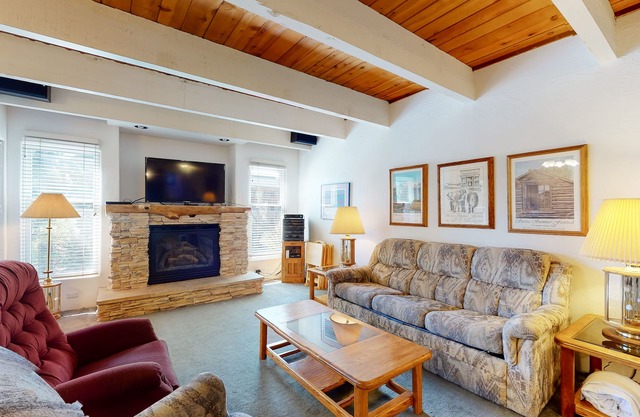 Two-story condo near Mammoth Mountain with balcony & gas fireplace
