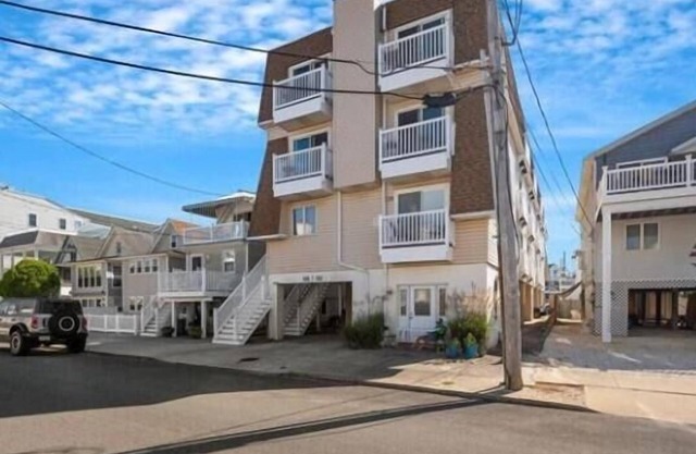 TWO-STORY TOWNHOUSE WITH BAY AND SUNSET VIEWS!