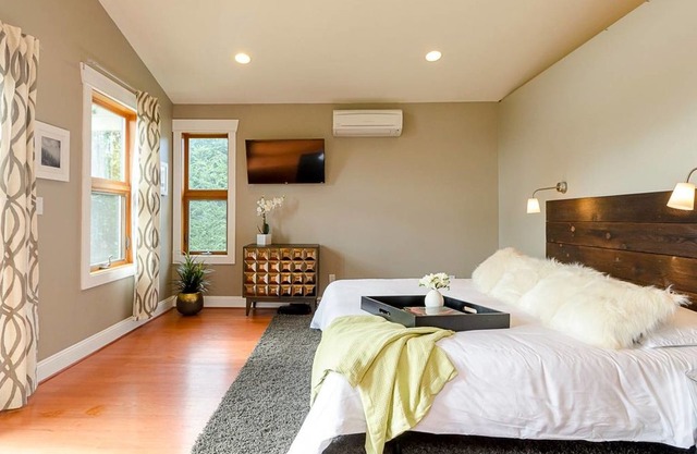 Ultra Luxurious Seattle 6-BR w Views - Sleeps 16!