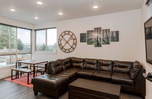 Ultra Modern Seattle Condo! 2 Bds, Sleeps 8!