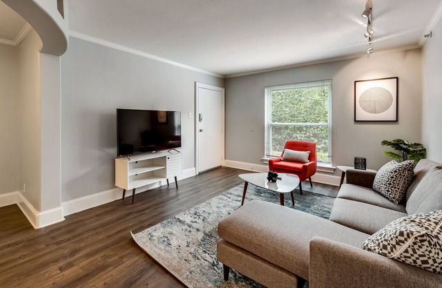 Unique 2Bd/2Bt Flat - Oaklawn!
