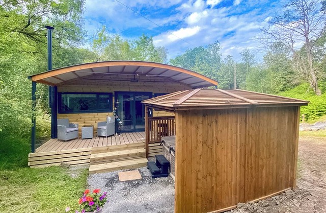 Unique contemporary style one bedroom lodge perfect for a romantic gateway.