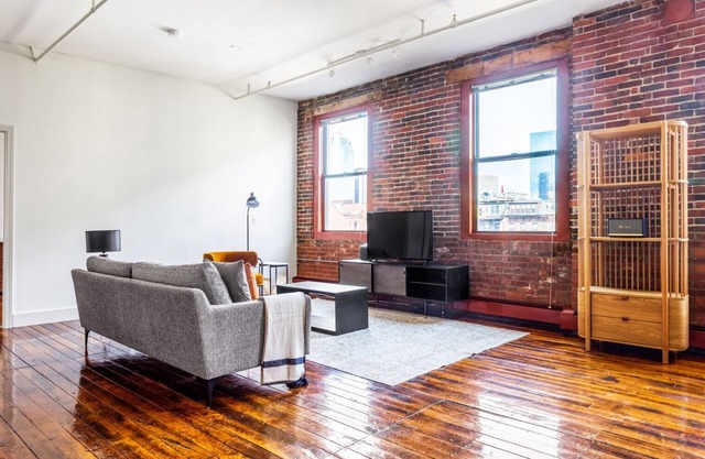 South Loft Art Gallery T 