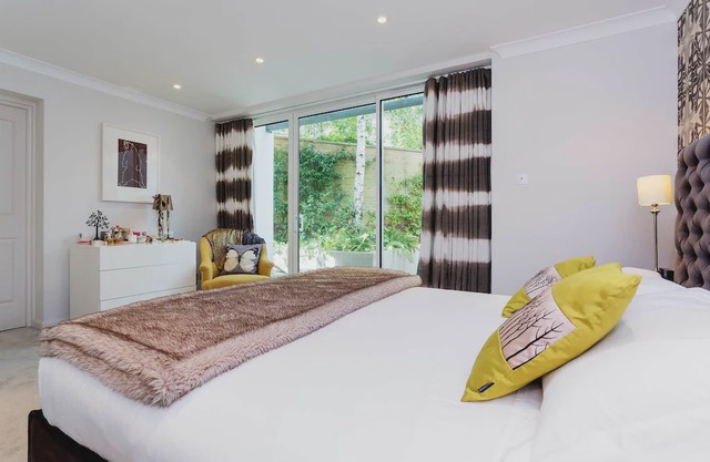 UP TO 20% OFF - Brilliant in Balham - Three Bedroom Apartment, Sleeps 5 - Veeve