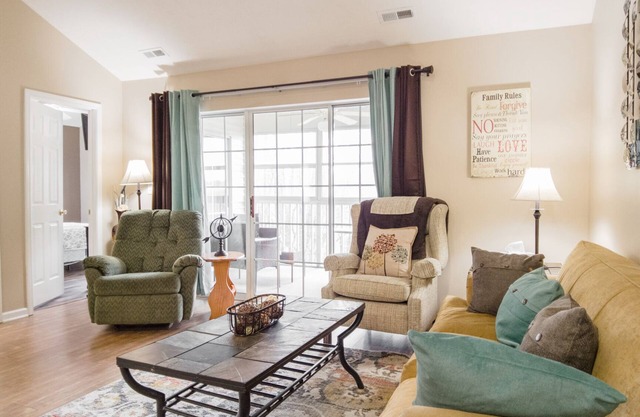 Updated 2 BR Condo ~ Near the 76 Strip! FREE TICKETS INCLUDED! (CH1-35)