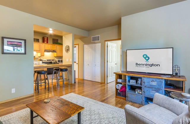 Updated condo with Pine Forest Views, Bikes - POWDK7
