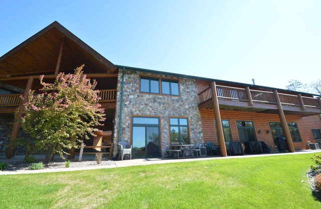 Upscale Lakefront 3 Bdrm Townhouse on Lake Minocqua. Walk to Downtown!