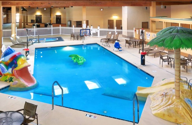 Vacation Is Calling! 2 Classic Units, Indoor Pool, Walk to Casper Planetarium