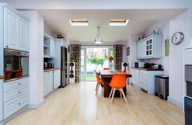 Veeve - Bright by Wimbledon Park