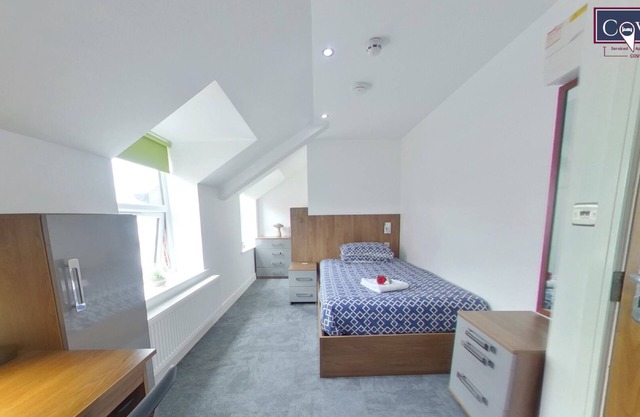 Victoria House - Queen Studio by CovStays