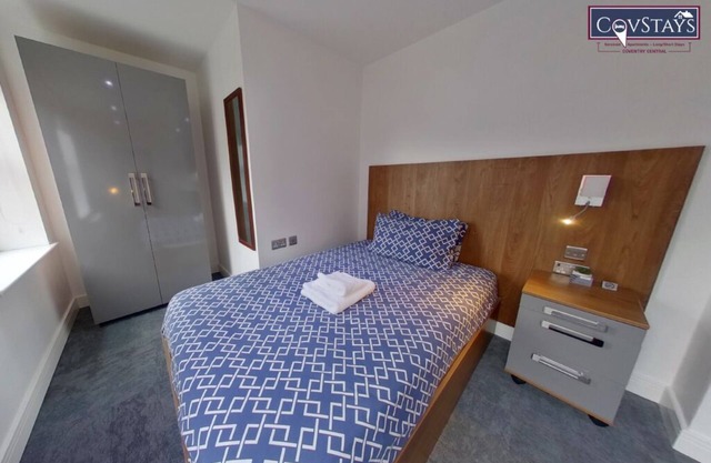 Victoria House - Queen Studio by CovStays