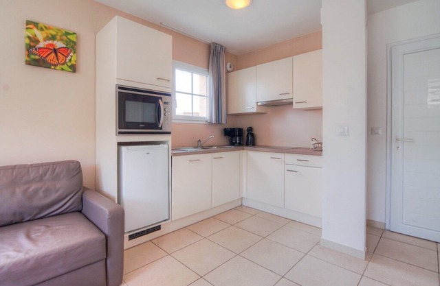 Villa for 6 people with lateral seaview