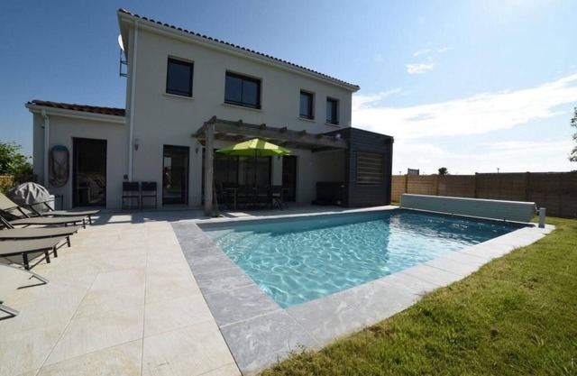 Villa with private pool and Jacuzzi on a residence with tennis