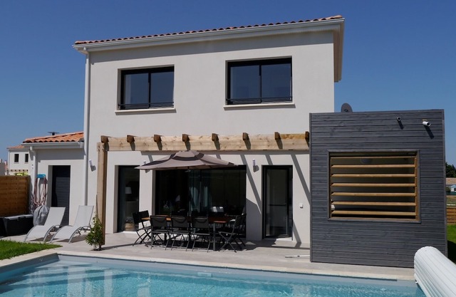 Villa with private pool and Jacuzzi on a residence with tennis