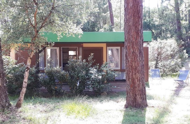 village sous les pins