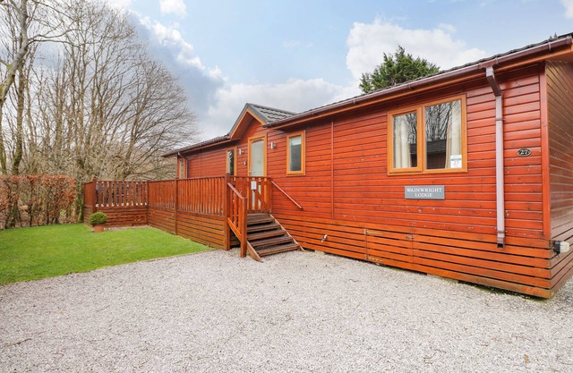 WAINWRIGHT LODGE, pet friendly, with hot tub in Windermere