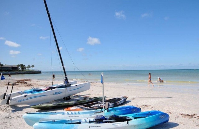 Walk To Crescent Beach, Updated Sea Winds Condo with Patio