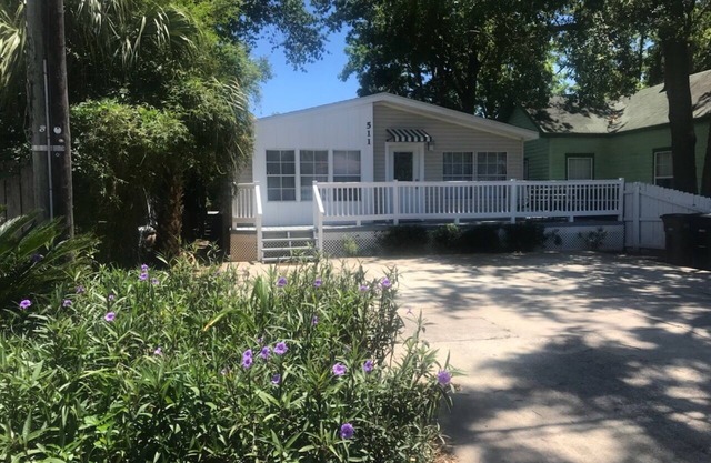 Walk to Palafox Restaurants, Markets and Bruce Beach.Close to Sports Events too!