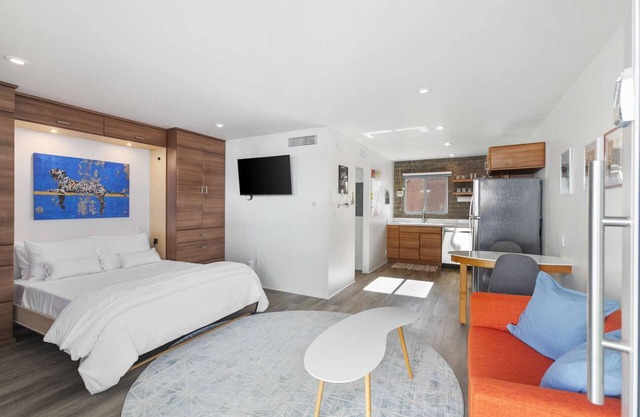 Walkable DTPH Studio w/Pool and Parking