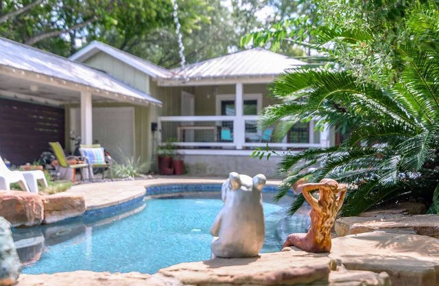 Walking Distance to Zilker! Great Locale - ACL, SXSW, SoCo, COTA. Downtown Home with Saltwater Pool!