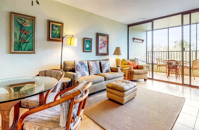 Waterfront condo w/ shared pool & private lanai- steps to shops & restaurants!