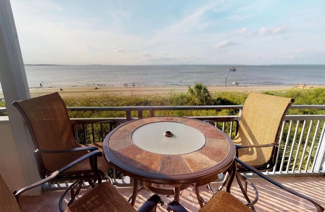 Waterfront condo w. resort amenities + unbeatable views!
