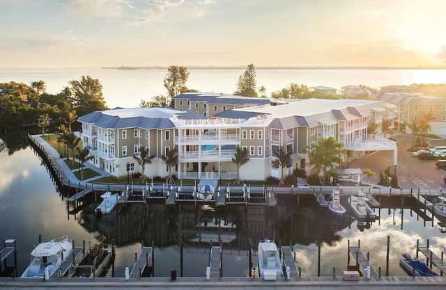 Waterline Marina Resort & Beach Club, Autograph Collection