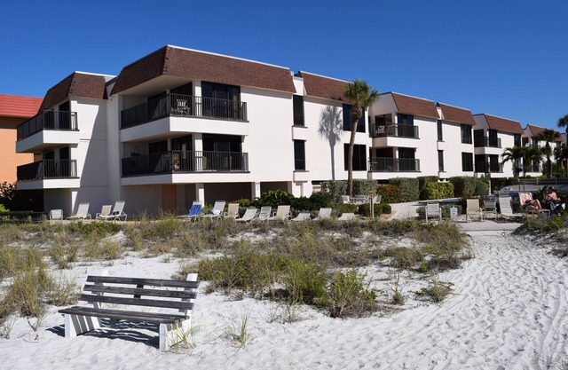 Waters Edge 106S · Pool Lanai · 1-Mo Winter Min