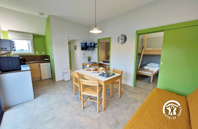 Waterside Fishing Chalet for 5-7 People with Private Dock, Terrace, and Family Activities