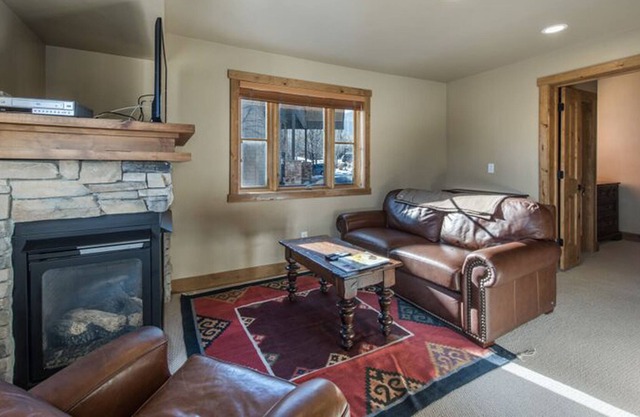 Well-Appointed Jupiter Inn rental. Winter in-town shuttle & community hot tub. C