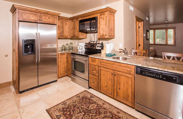 Well-Appointed Jupiter Inn rental. Winter in-town shuttle & community hot tub. C