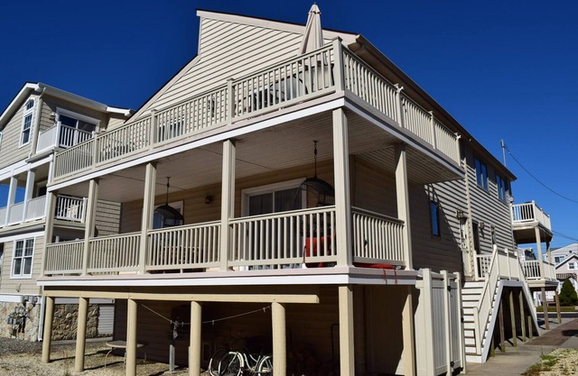 Well maintained townhouse located only sixth position from the beach in one of the hottest Beachblock areas in Sea Isle