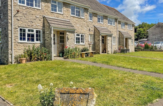 WEST LULWORTH APARTMENT, pet friendly in West Lulworth