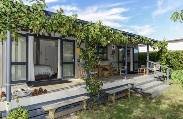 Whamoori Waimarama Beach Bach 