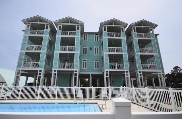 WIFI*WATERFRONT, RIVERS EDGE CONDO #1B-BLDG 1 *PRIVATE DOCK and BOAT SLI