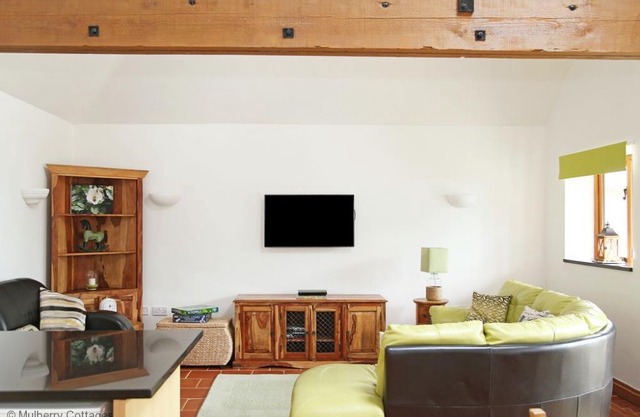 Wisteria Cottage - a cottage that sleeps 4 guests in 2 bedrooms