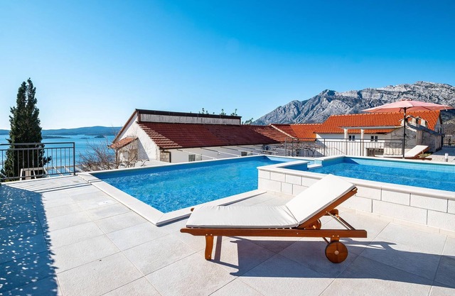 Wonderful vacation home with pool and great location near Orebi.