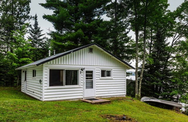 Lakeside Cottage Fishing Boats Property 