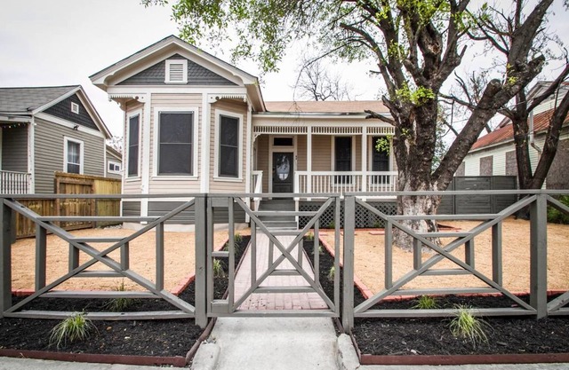 Wyoming St Restored Historic 2BR/1BA Downtown
