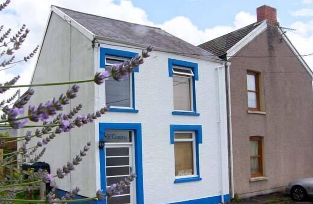 Y GARTH, family friendly, country holiday cottage in Ferryside