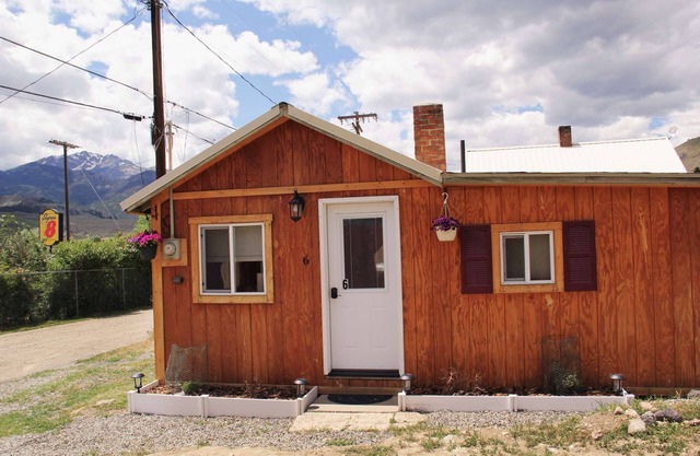 Yellowstone's Treasure Cabin #6, few min drive from Yellowstone Park