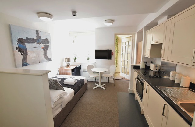 Your Apartment Berkeley Sq Pads #10