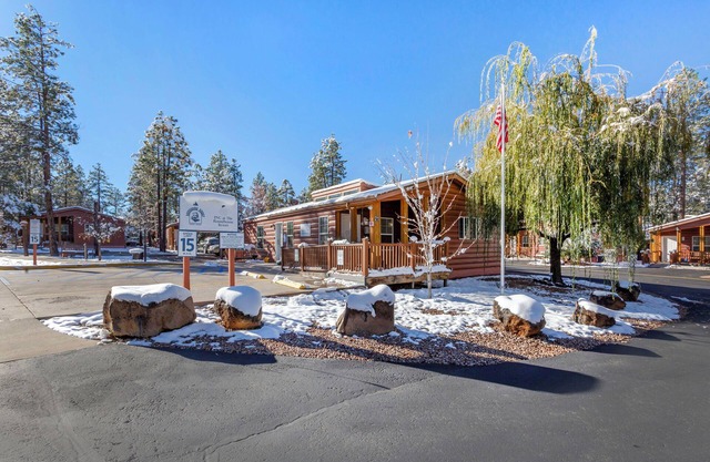 Your Arizona Adventure: 2 Spacious Units, Peaceful Property with Free Parking