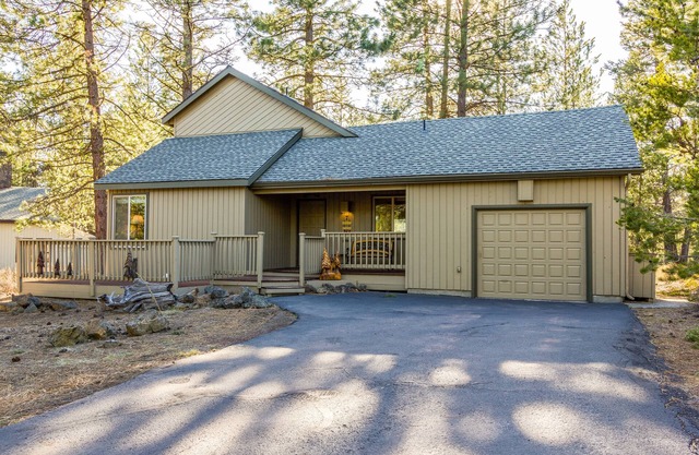 Your Home Away From Home, Private Hot Tub, SHARC passes for 2022 - LARK07