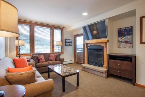 Zephyr Mountain Lodge Furnishings 