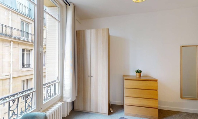 17th Arrondissement Resort | 228 m² Private room ∙ 1 bedroom ∙ 1 guest