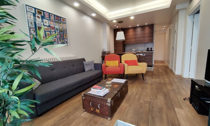 Quartier des Grandes-Carrieres Apartment | 4-room apartment with 3 bedrooms in Montmartre A/C near the metro